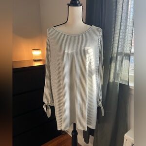 NWT. Max Studio. White /Gray Long Sleeve Top. Plus Size 2X.